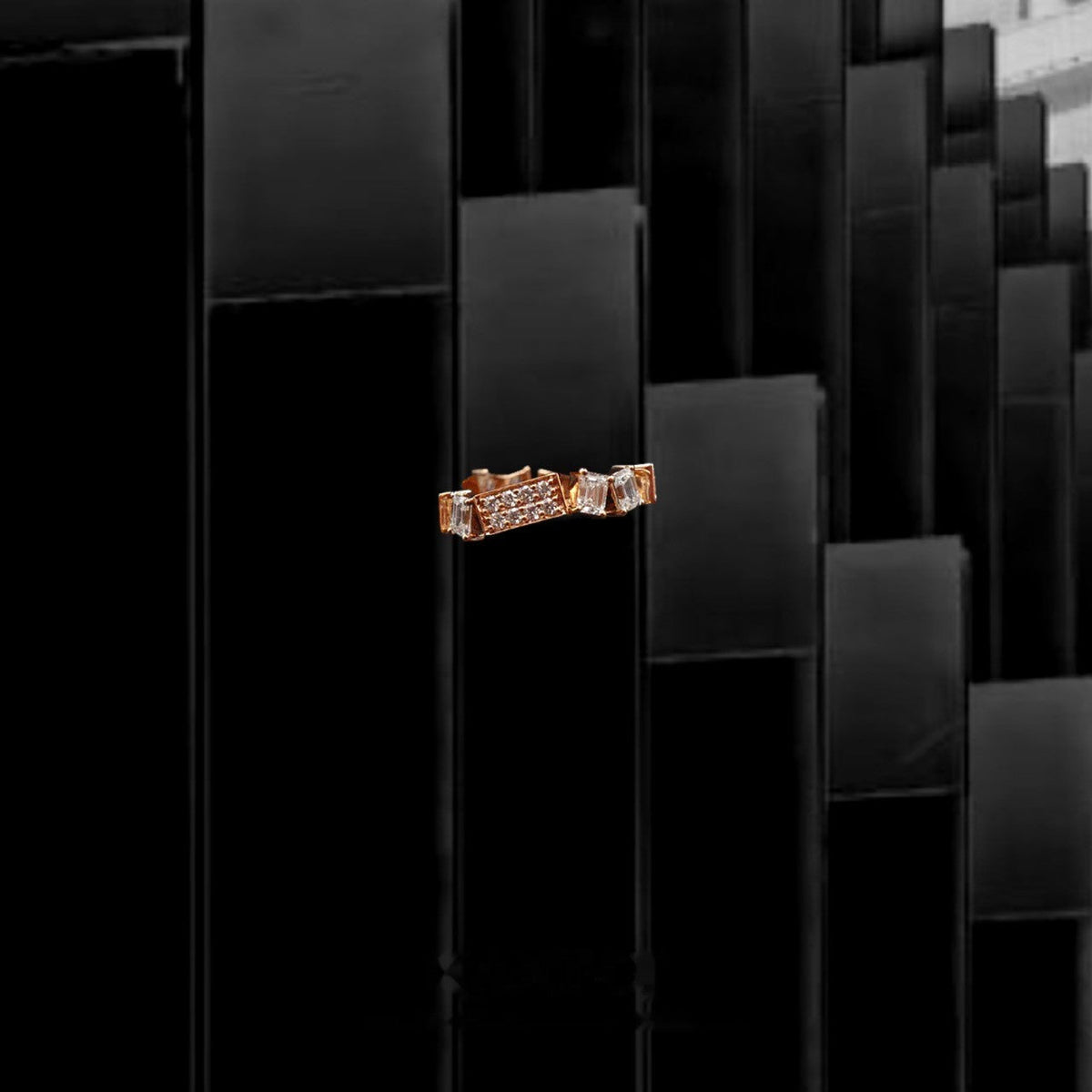 Kanpoj Verso ring in pink gold with emerald-cut and round diamonds, architectural background
