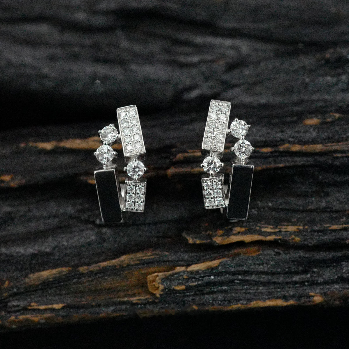 Kanpoj Verso earrings in white gold with round diamonds, front view