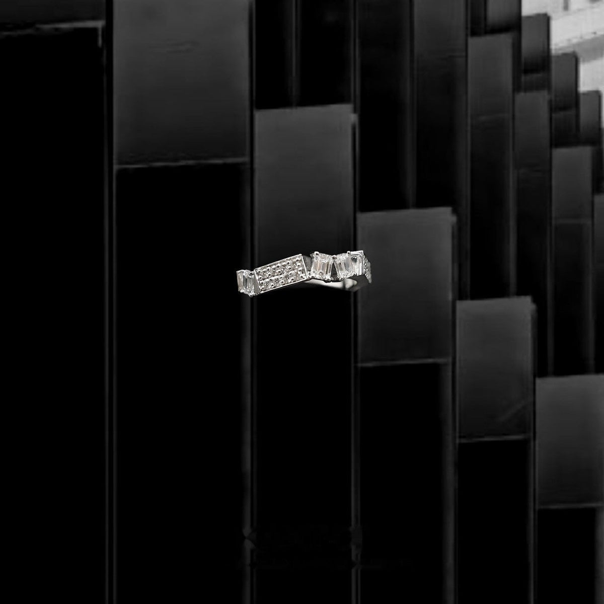 Kanpoj Verso ring in white gold with emerald-cut and round diamonds, angled view