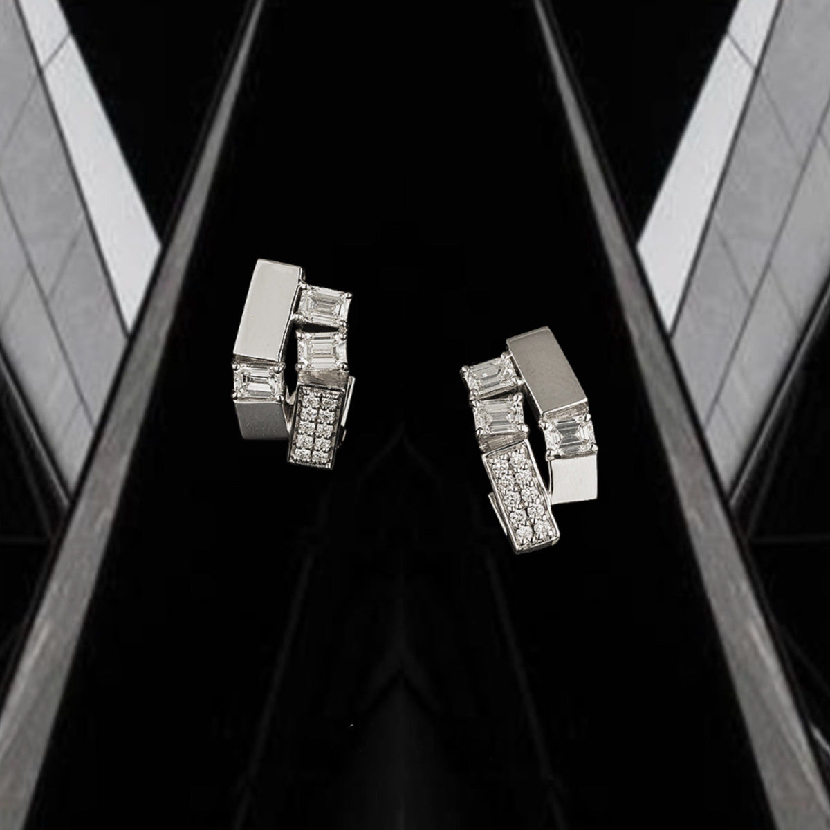 Kanpoj Verso earrings in white gold with emerald-cut diamonds, architectural background