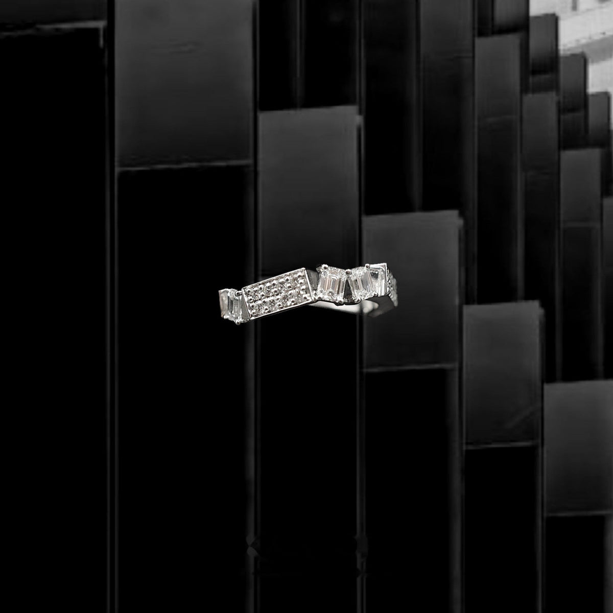 Kanpoj Verso ring in white gold with emerald-cut and round diamonds, front view