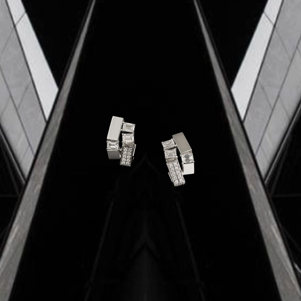 Kanpoj Verso earrings in white gold with emerald-cut diamonds, front view