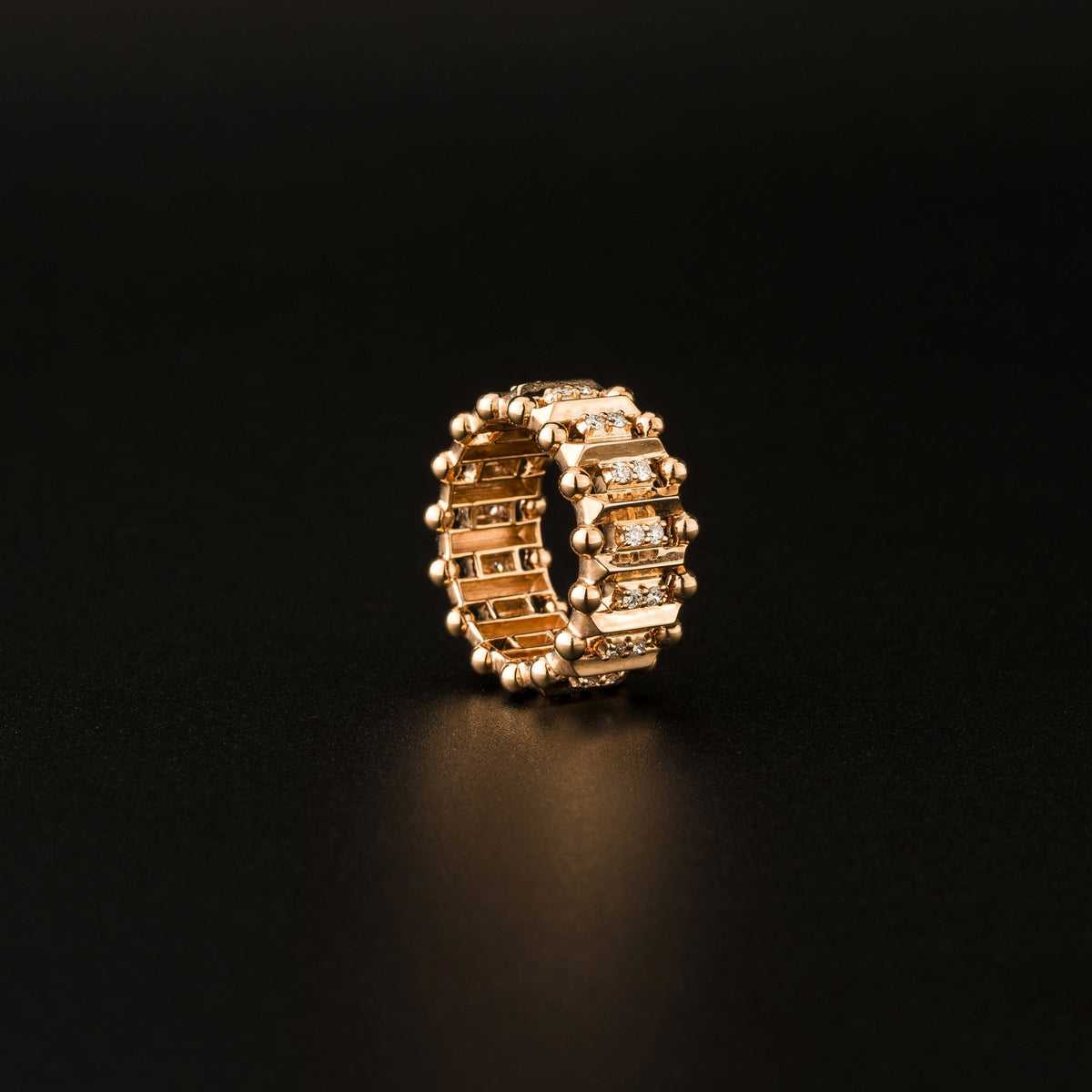 Kanpoj Pillar ring in pink gold with diamonds, side view