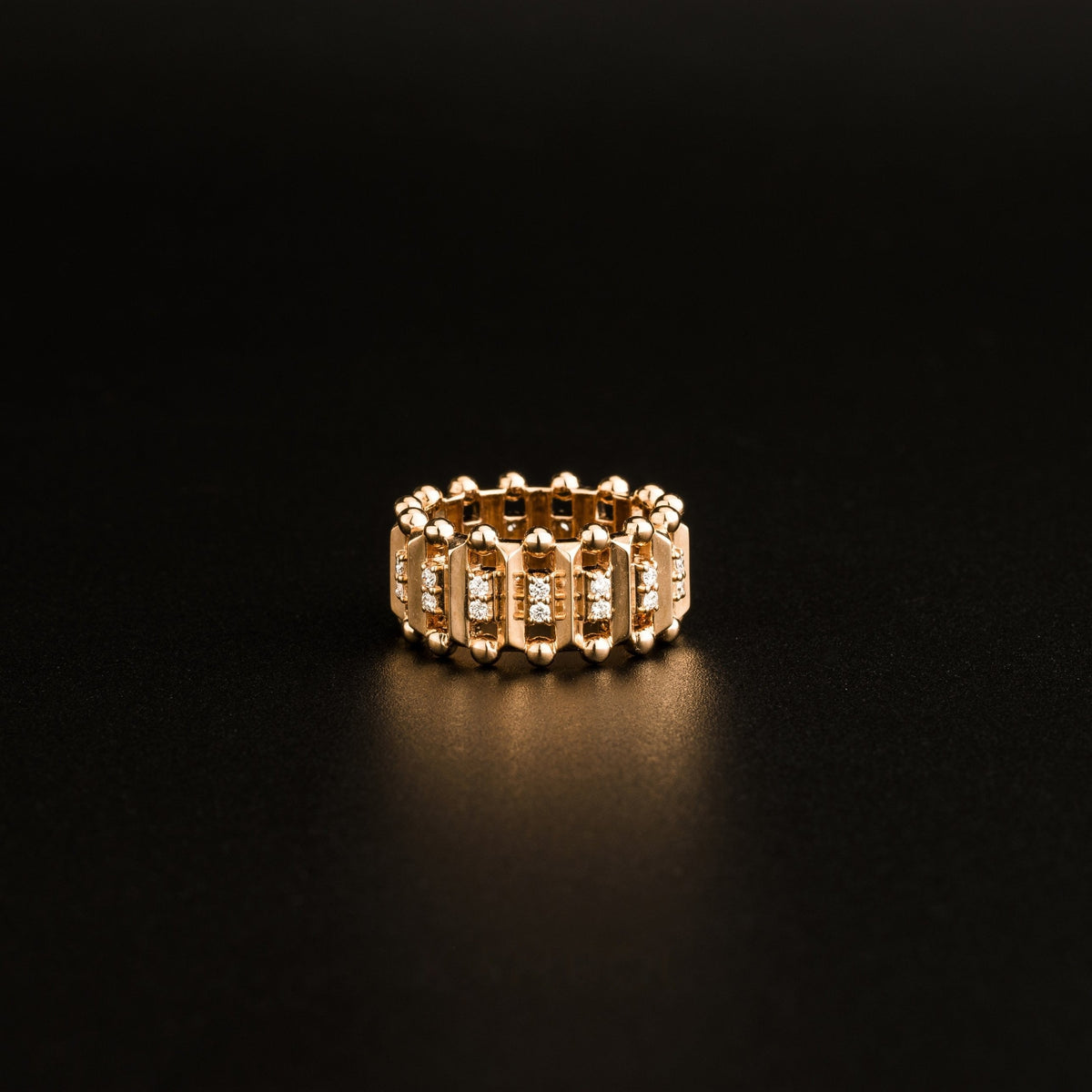 Kanpoj Pillar ring in pink gold with diamonds, front view