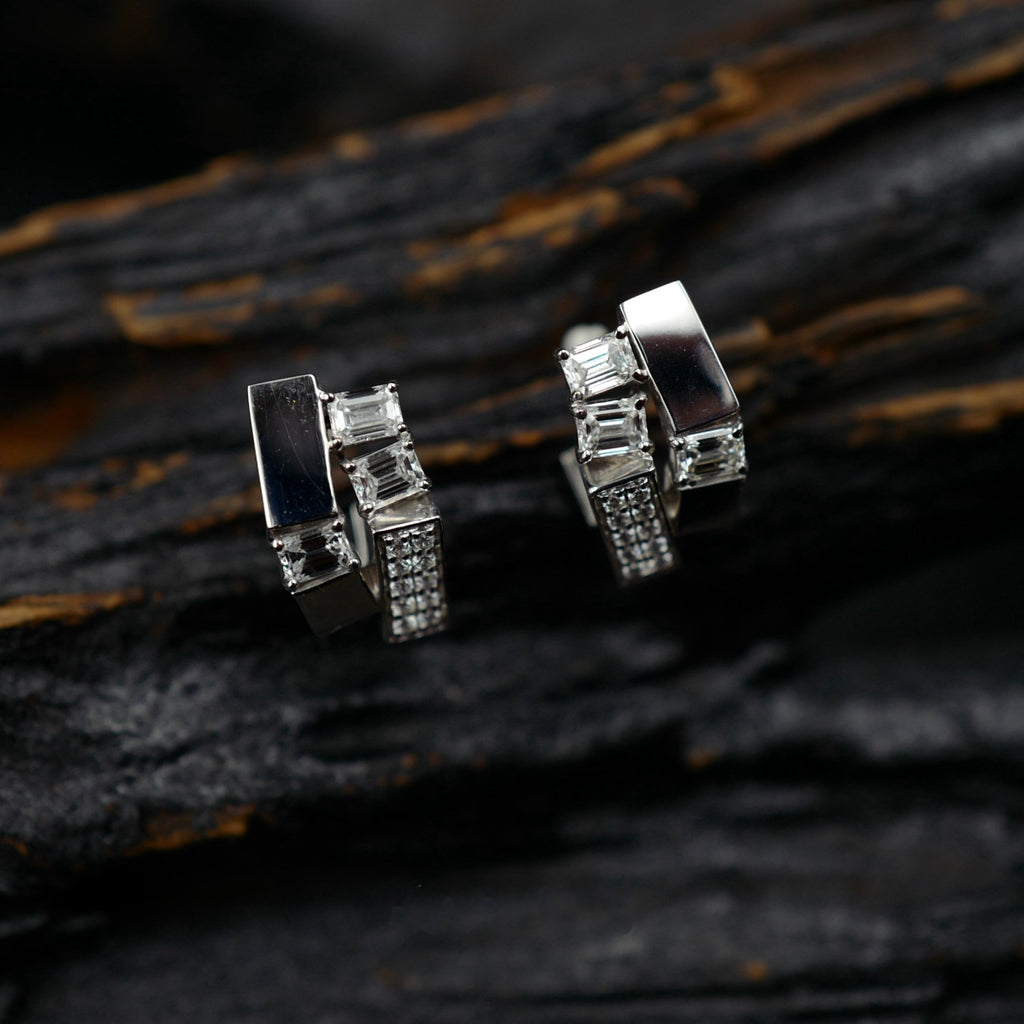 Kanpoj Verso earrings in white gold with emerald-cut diamonds, detail