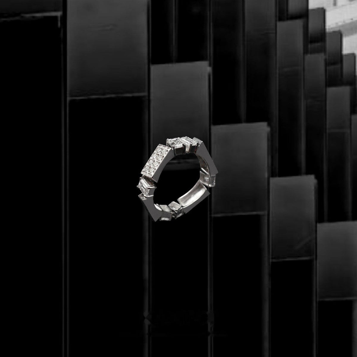 Kanpoj Verso ring in white gold with emerald-cut and round diamonds, three-quarter view