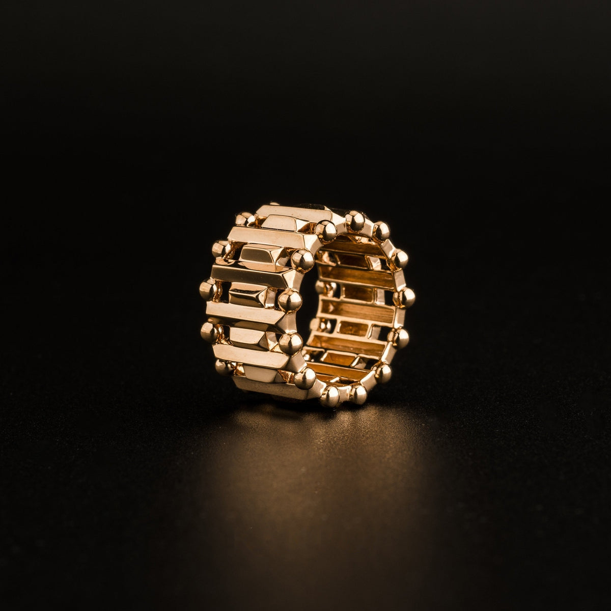Kanpoj Pillar wide ring in pink gold, angled view