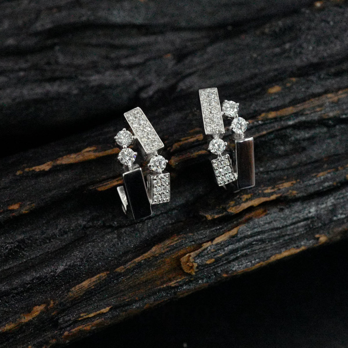 Kanpoj Verso earrings in white gold with round diamonds, angled view