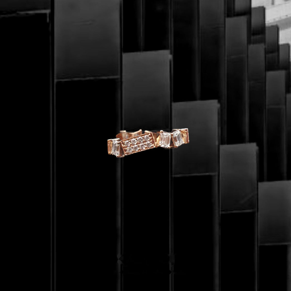 Kanpoj Verso ring in pink gold with emerald-cut and round diamonds, front view
